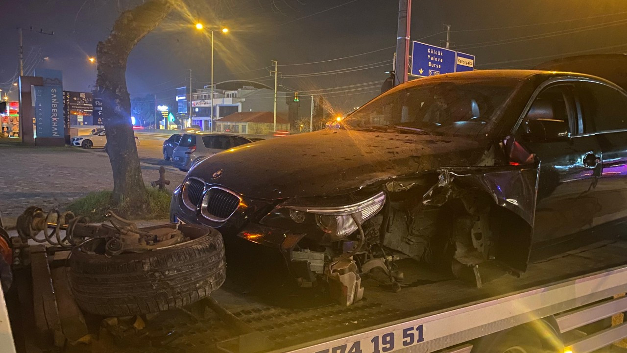 Kocaeli'de Aydınlatma Direğine Çarpan Otomobilin Tekerleği Koptu: 3 Yaralı