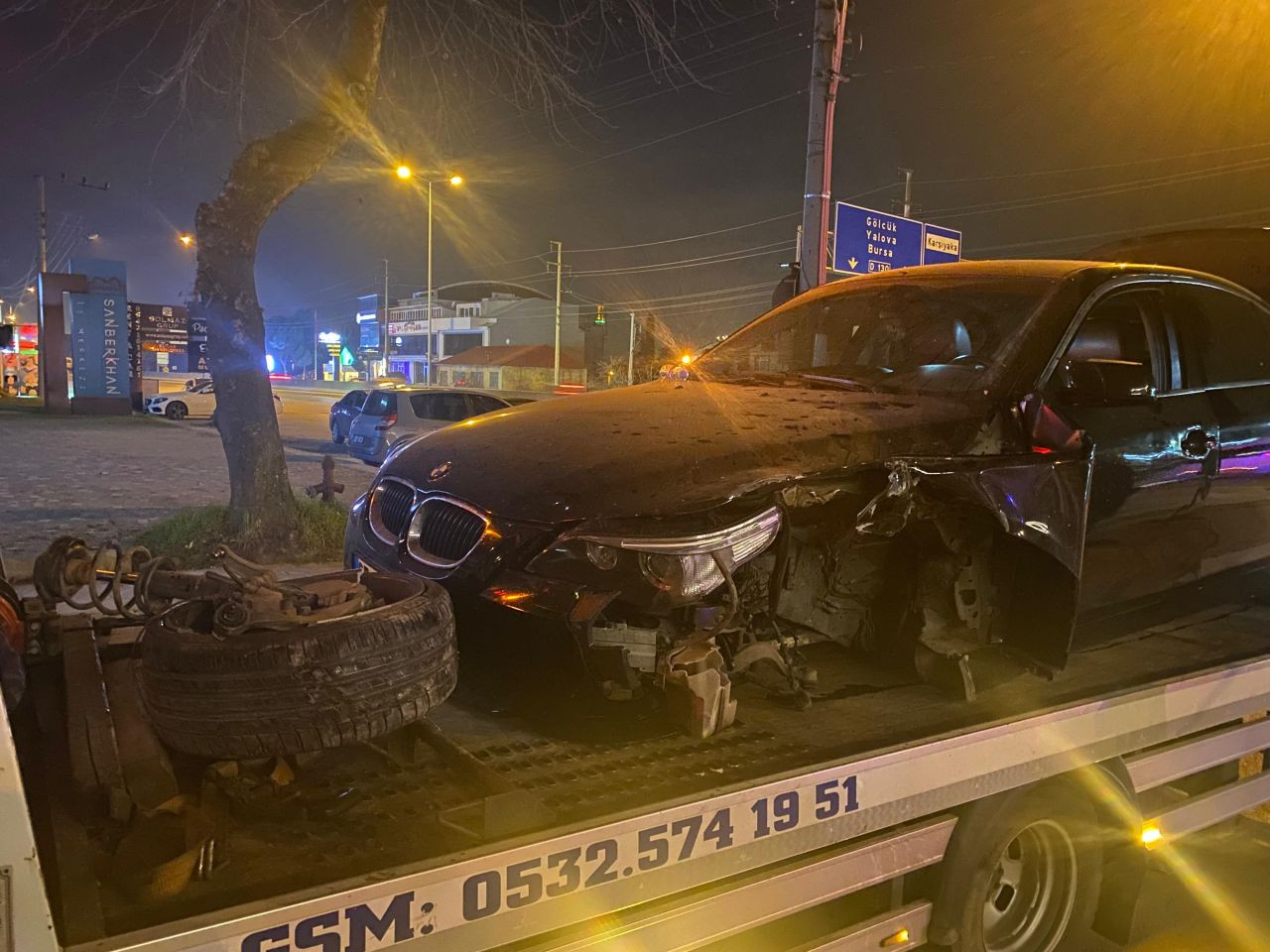 Kocaeli'de Aydınlatma Direğine Çarpan Otomobilin Tekerleği Koptu: 3 Yaralı - Sayfa 3