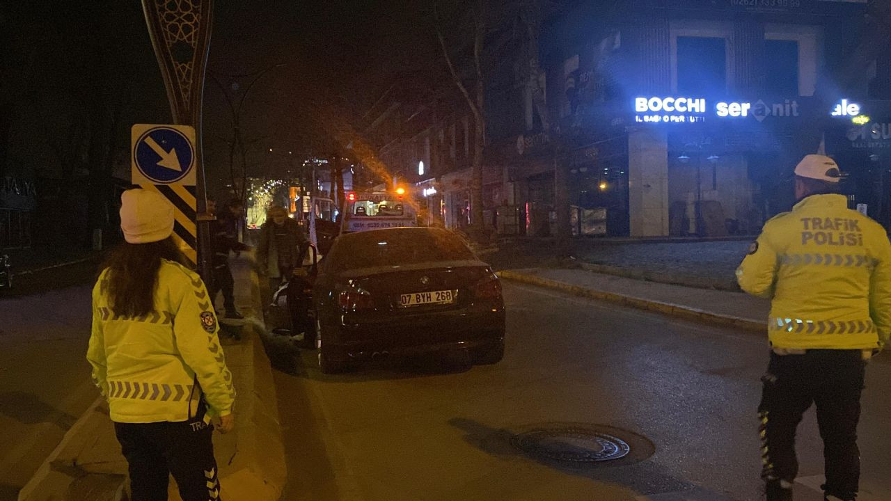 Kocaeli'de Aydınlatma Direğine Çarpan Otomobilin Tekerleği Koptu: 3 Yaralı - Sayfa 4