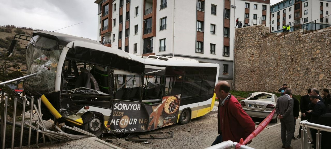 Bursa'da Özel Halk Otobüsü 10 Metrelik İstinat Duvarından Uçtu - Sayfa 1