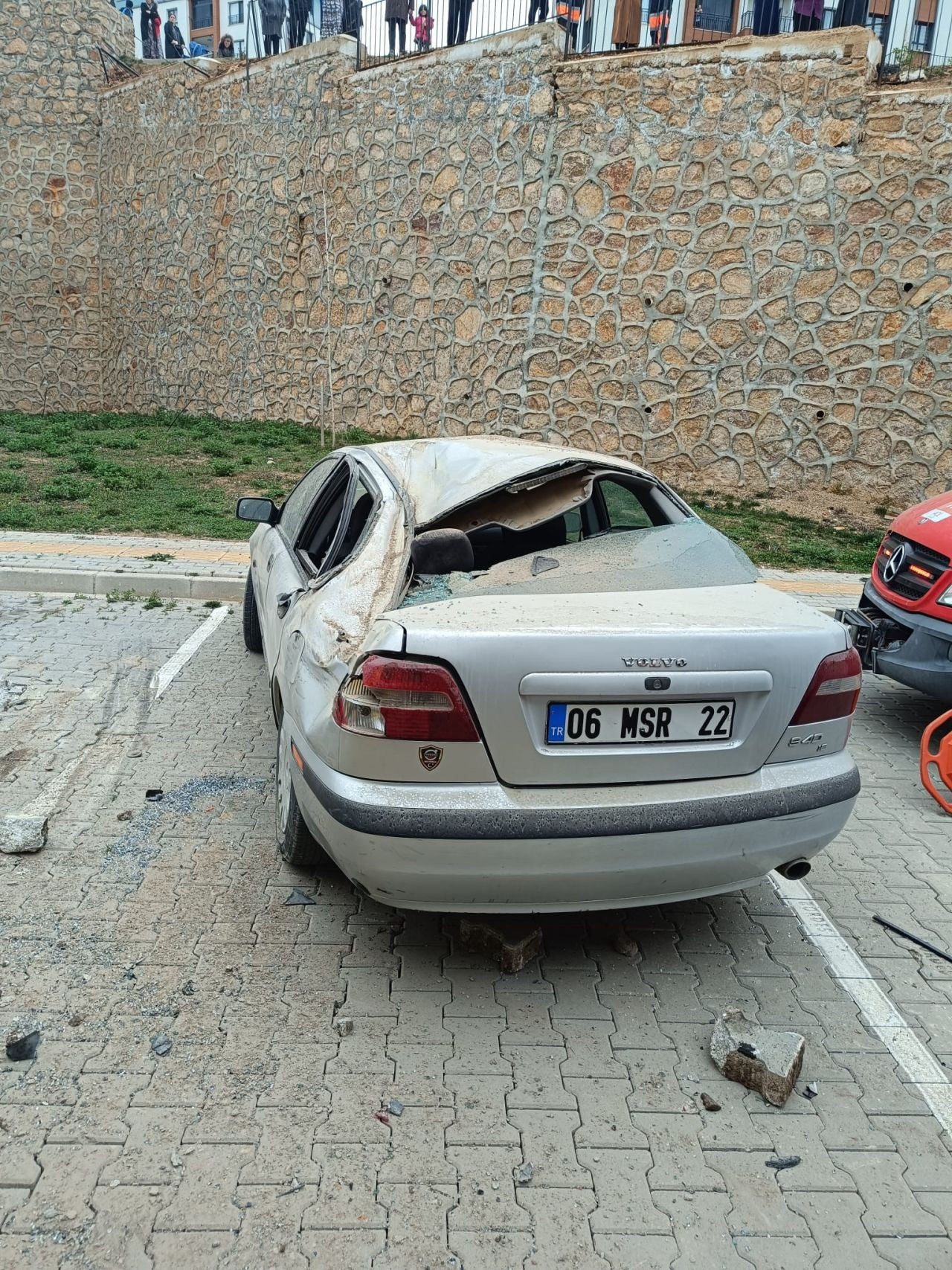 Bursa'da Özel Halk Otobüsü 10 Metrelik İstinat Duvarından Uçtu - Sayfa 6