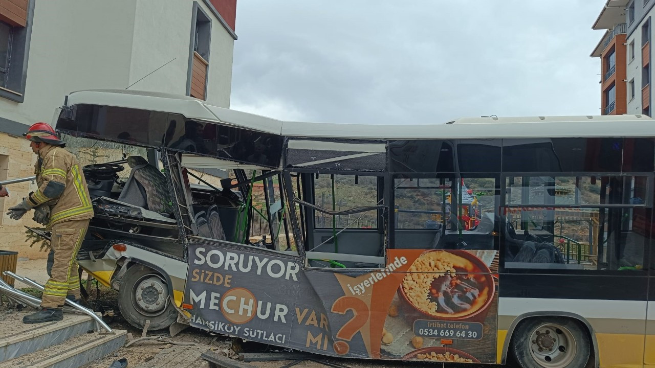 Bursa'da Özel Halk Otobüsü 10 Metrelik İstinat Duvarından Uçtu