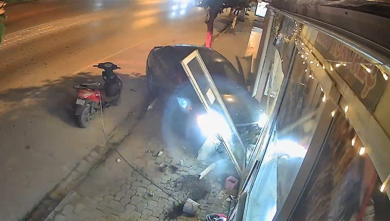 Bodrum’da Akılalmaz Kaza: Kokoreççiye Daldı, Aracını Bırakıp Kaçtı - Sayfa 4