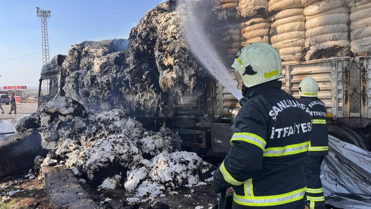 Şanlıurfa’da Pamuk Yüklü Tır Alevlere Teslim Oldu