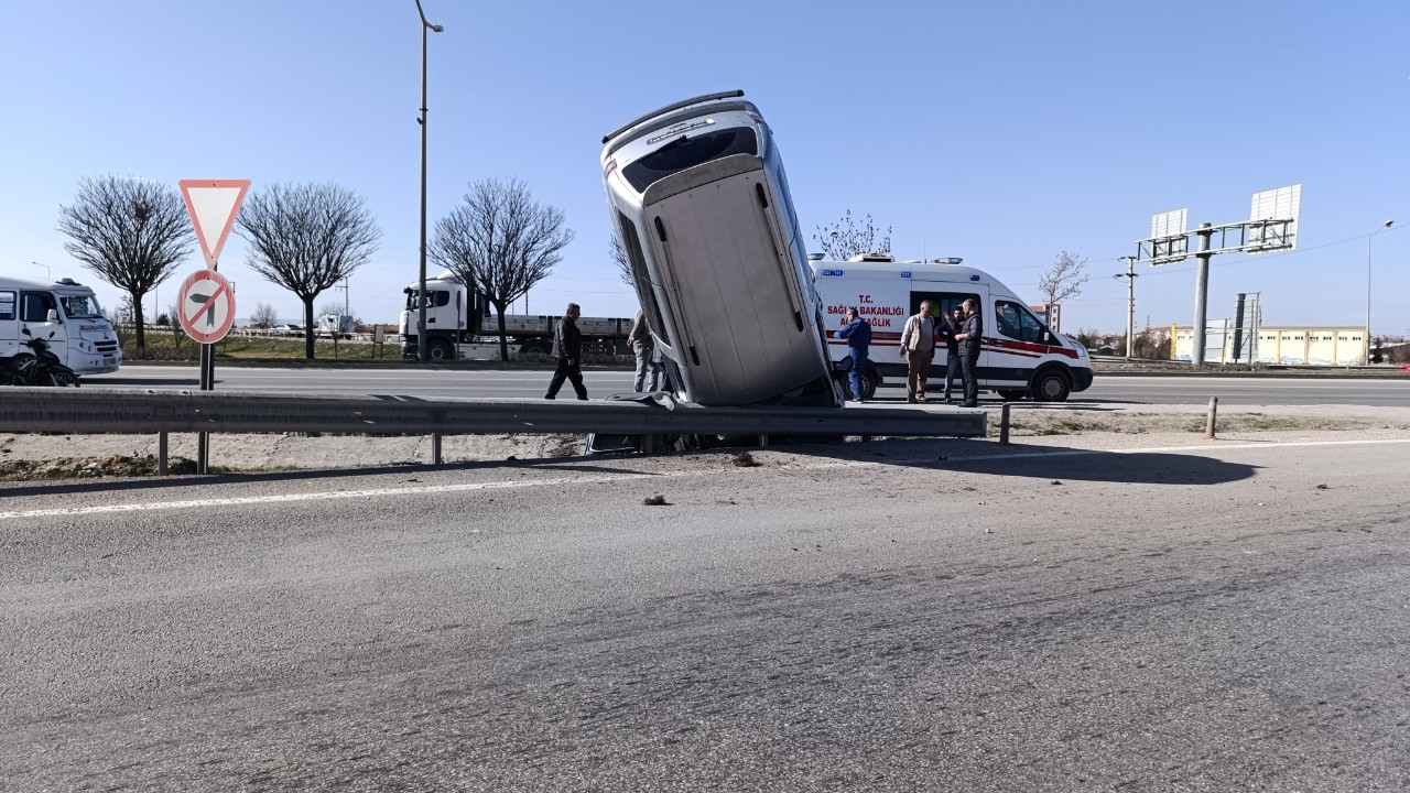 Afyonkarahisar’da Akılalmaz Kaza: Araç Dik Şekilde Durdu!