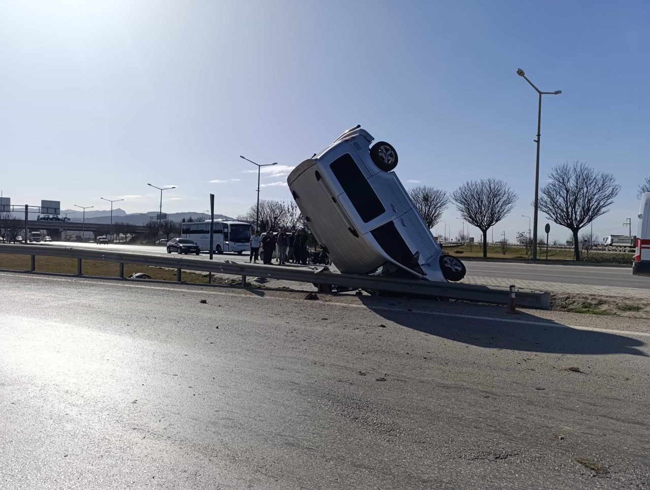 Afyonkarahisar’da Akılalmaz Kaza: Araç Dik Şekilde Durdu! - Sayfa 1