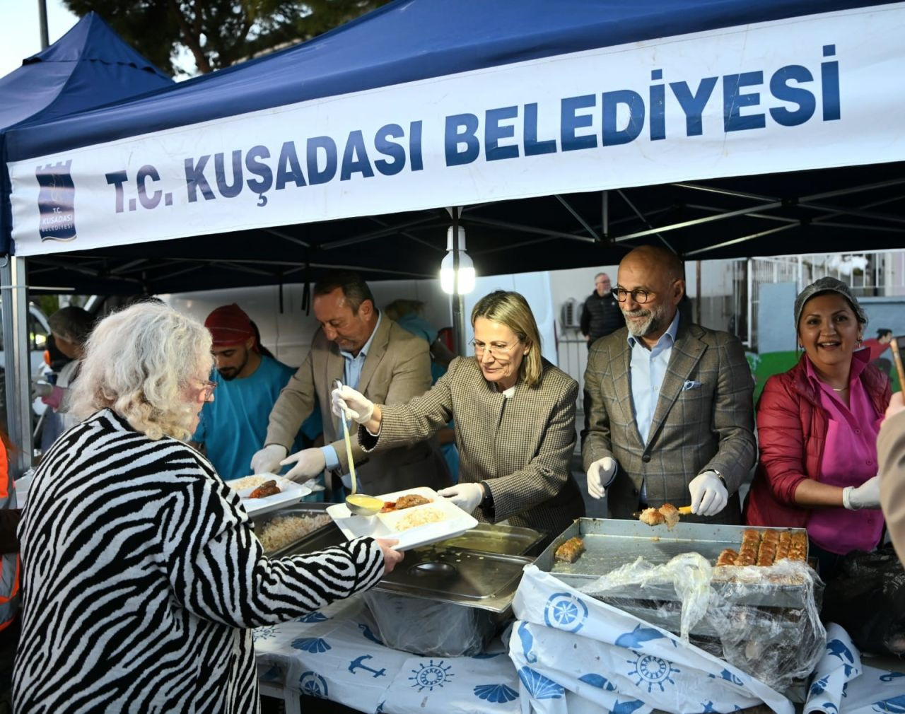 Kuşadası Belediyesi İlk İftar Sofrasını Hacıfeyzullah Mahallesi’nde Kurdu - Sayfa 4