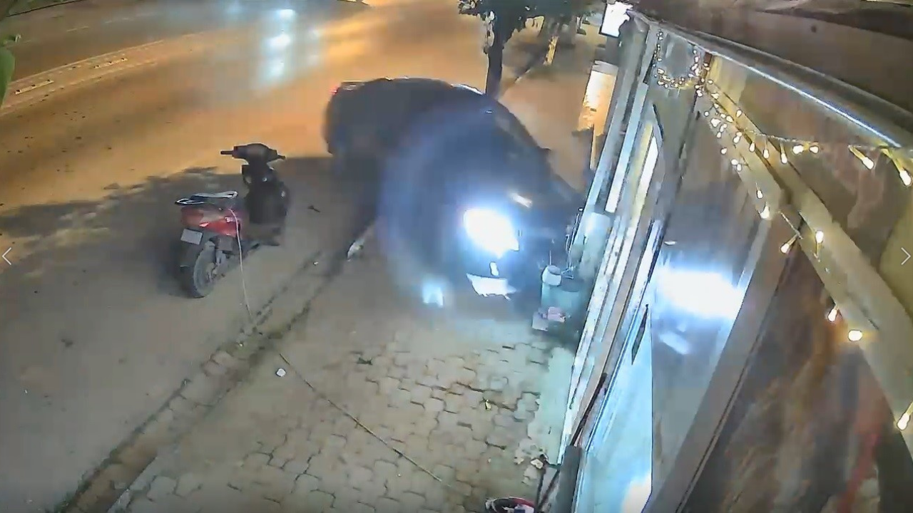 Bodrum’da Akılalmaz Kaza: Kokoreççiye Daldı, Aracını Bırakıp Kaçtı