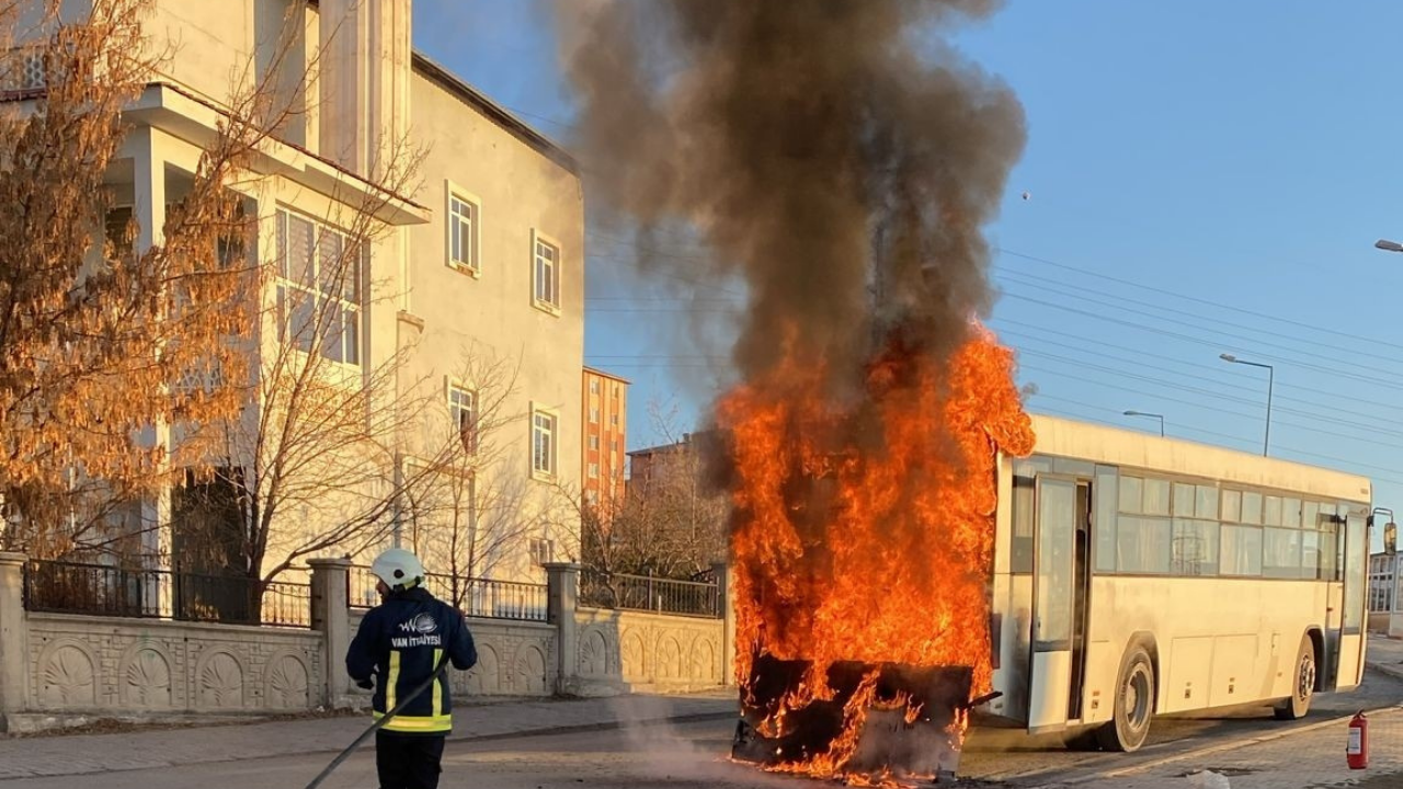 Van’da Servis Otobüsü Alevlere Teslim Oldu