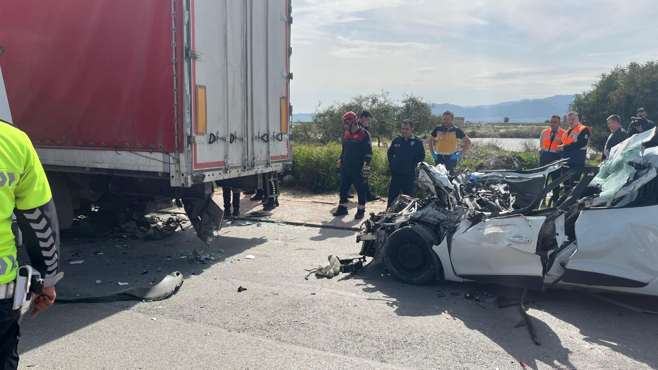 İzmir'de Tırın Altına Giren Otomobil Hurdaya Döndü: 1 Ölü
