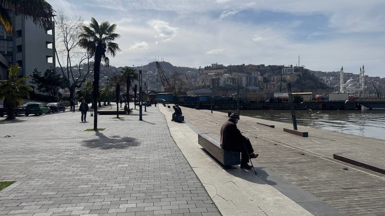 Zonguldak’ta Bahar Havası! Sıcaklık 22 Dereceyi Aştı, Sahiller Doldu
