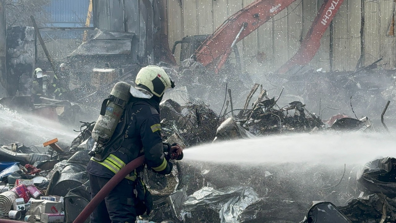 Gebze’de Hurdalık Yangını! Gökyüzü Siyaha Büründü, Mahsur Kalan Köpek Kurtarıldı