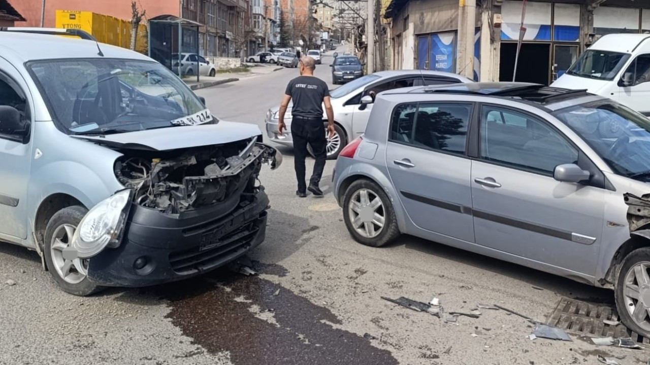 Karabük’te Trafik Kazası! Hafif Ticari Araç ile Otomobil Çarpıştı: 2 Yaralı
