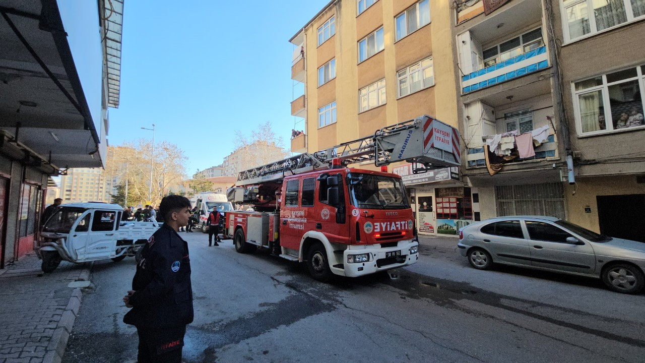 Kayseri’de Kendi Evini Yakan Şahıs İtfaiye Tarafından Kurtarıldı