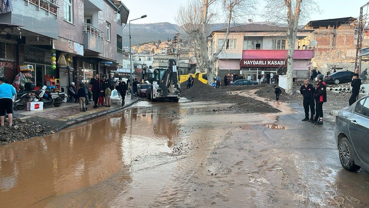 Kahramanmaraş’ta Su Borusu Patladı! İş Yerleri ve Araçlar Zarar Gördü - Sayfa 5