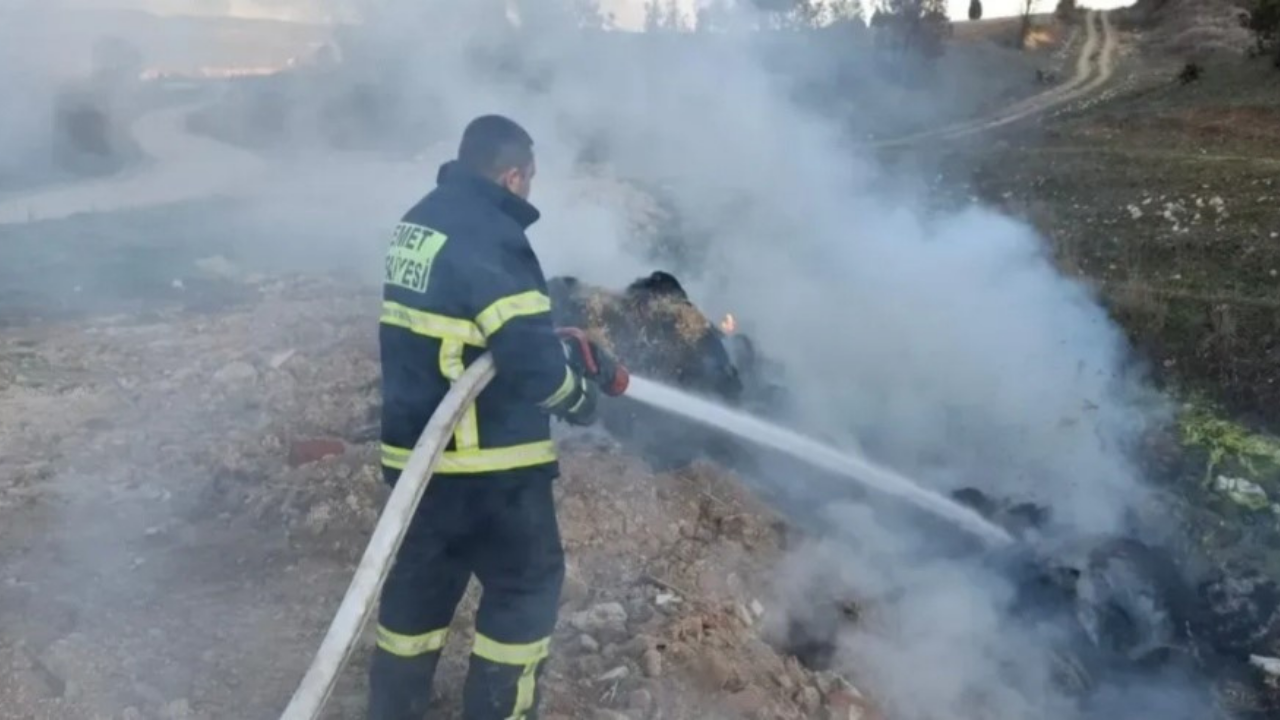 Kütahya Emet’te Yangın! 3 Römork Saman Balyası Küle Döndü