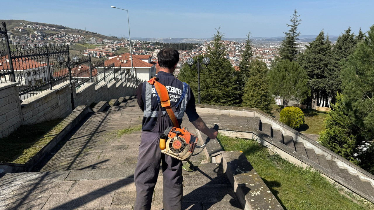 Serdivan Belediyesi'nden Şehitlik Alanlarına Özel Bakım ve Temizlik Çalışması