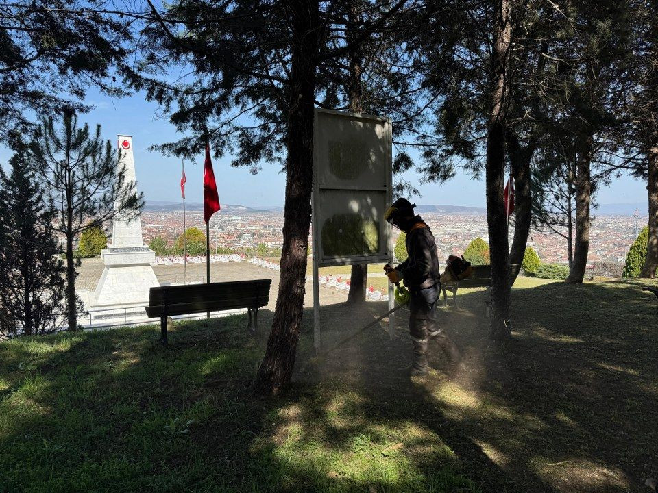 Serdivan Belediyesi'nden Şehitlik Alanlarına Özel Bakım ve Temizlik Çalışması - Sayfa 5