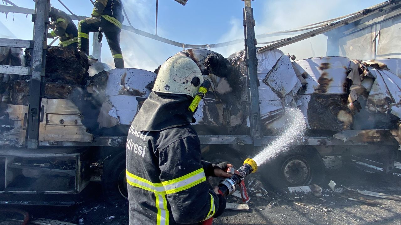 TEM'de Lastiği Patlayan Tır Alevlere Teslim Oldu: Trafik Kilitlendi - Sayfa 4