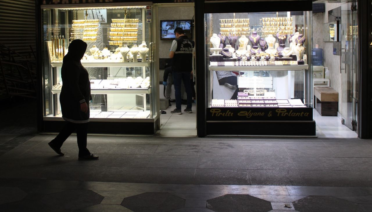 Kuyumcuyu Soymak İçin Yaşlı Kadın Kılığına Girdi, Gerçek Ortaya Çıkınca Şoke Etti - Sayfa 2