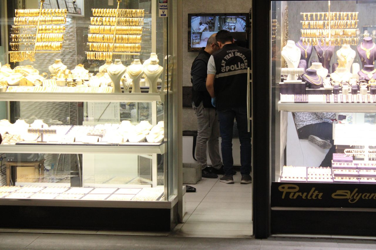 Kuyumcuyu Soymak İçin Yaşlı Kadın Kılığına Girdi, Gerçek Ortaya Çıkınca Şoke Etti - Sayfa 3