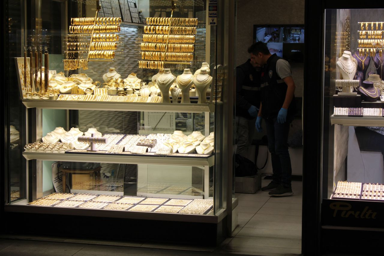 Kuyumcuyu Soymak İçin Yaşlı Kadın Kılığına Girdi, Gerçek Ortaya Çıkınca Şoke Etti - Sayfa 4