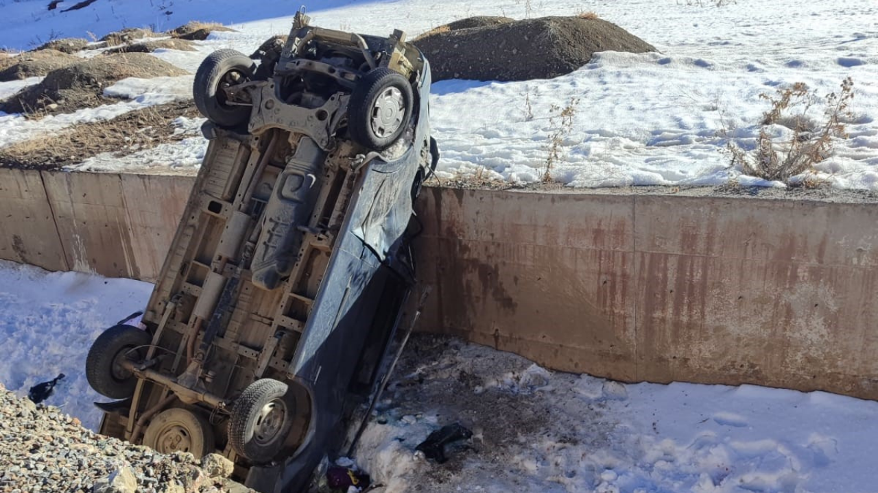 Van-Hakkari Karayolunda Minibüs Devrildi: 6 Yaralı