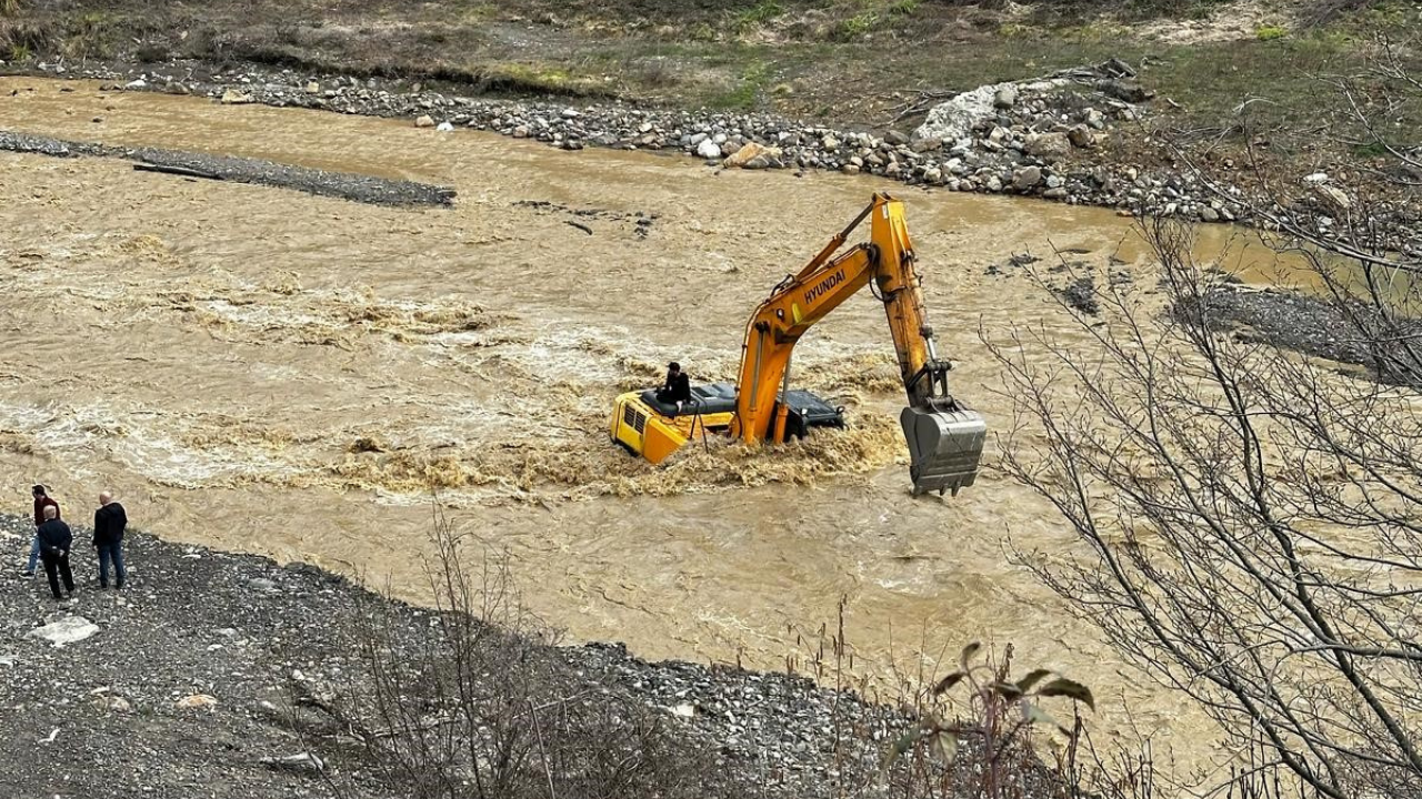 Kastamonu’da Çayın Yükselen Suları İş Makinesini Yuttu! Operatör Son Anda Kurtarıldı