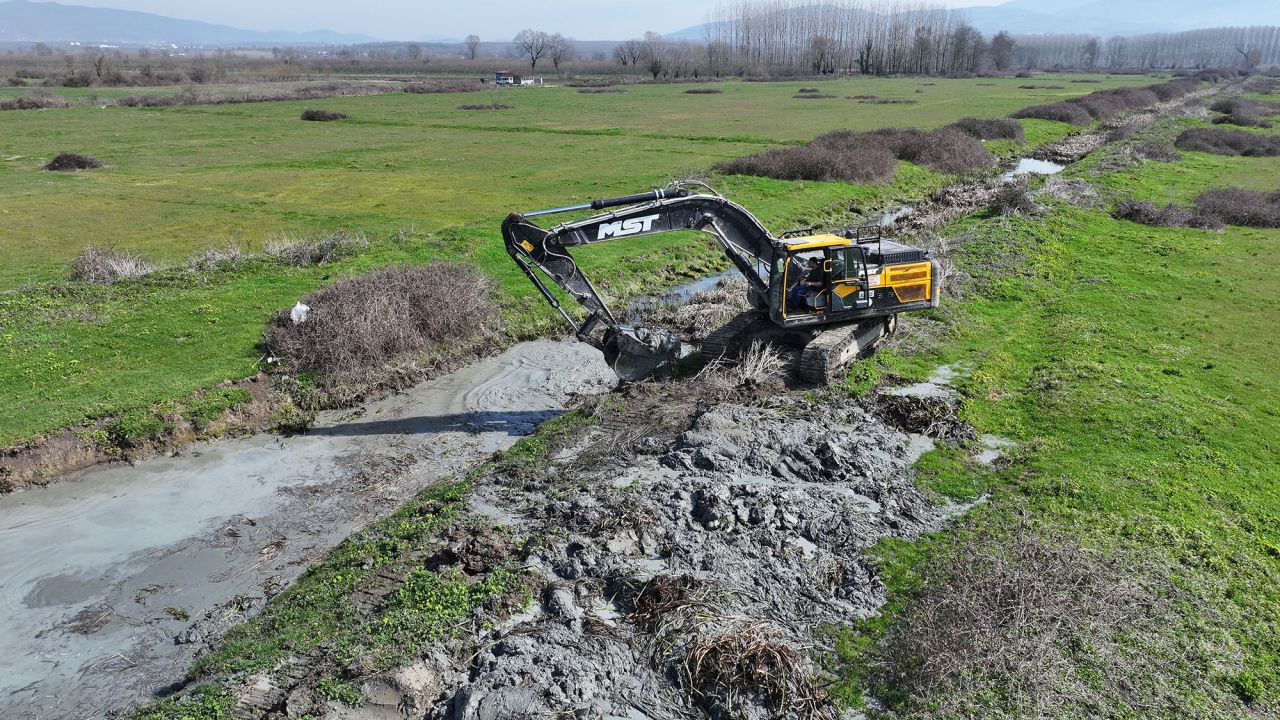 Hendek’te Tarıma Dev Yatırım: Drenaj ve Sulama Kanalları Temizliği Çiftçiyi Sevindirdi! - Sayfa 1