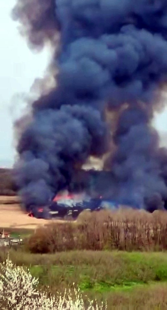 Sazlık Alanda Korkutan Yangın! Gökyüzü Kara Dumanla Kaplandı - Sayfa 3