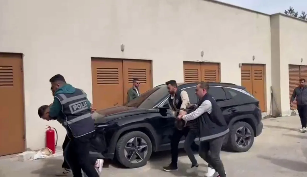 Tekirdağ’da Silahlı Saldırı Şüphelileri Adliyeye Sevk Edildi Tekirdağ’da Silahlı Saldırı Şüphelileri Adliyeye Sevk Edildi