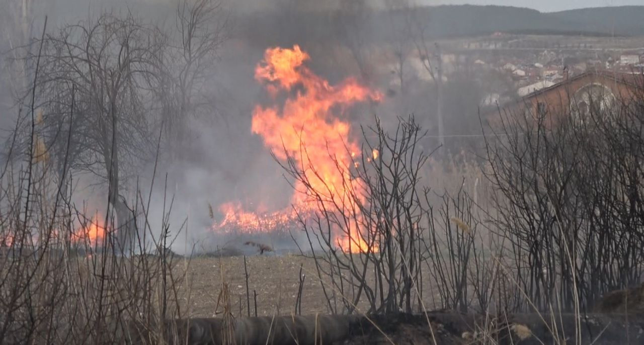 Tavşanlı’da Arazide Çıkan Yangın Bahçe Evlerine Ulaşmadan Söndürüldü - Sayfa 2