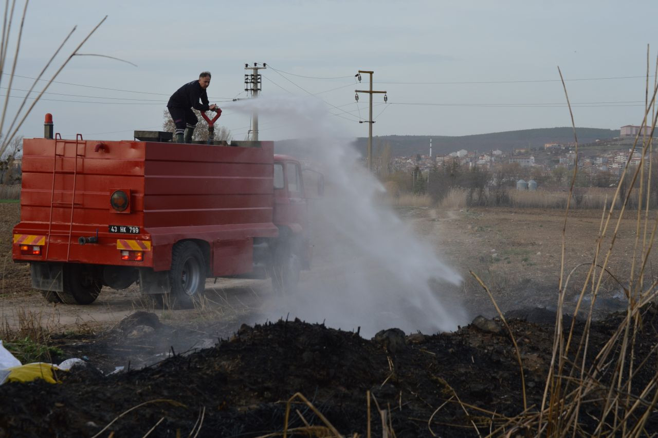 Tavşanlı’da Arazide Çıkan Yangın Bahçe Evlerine Ulaşmadan Söndürüldü - Sayfa 3