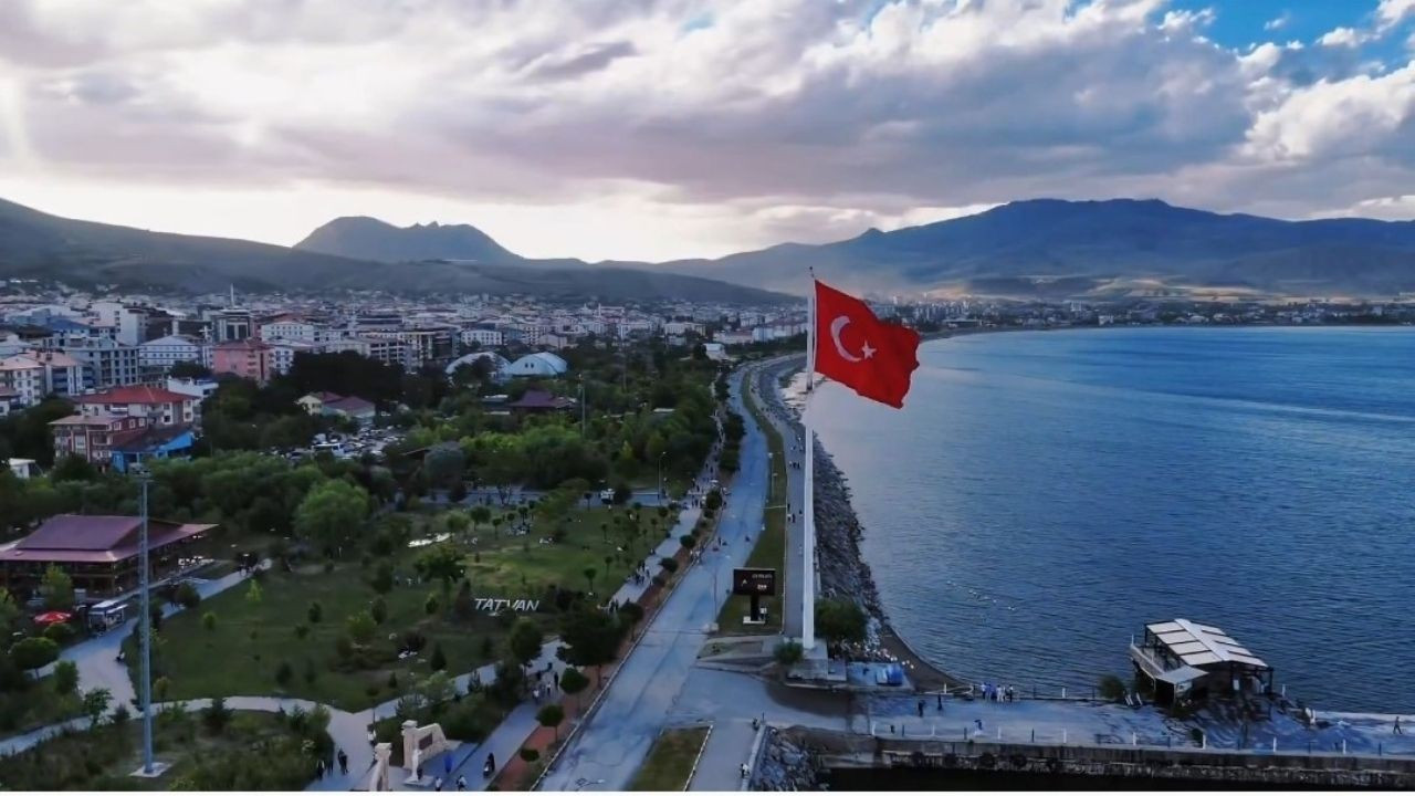 Tatvan'ın Doğal Güzellikleri Havadan Görüntülendi