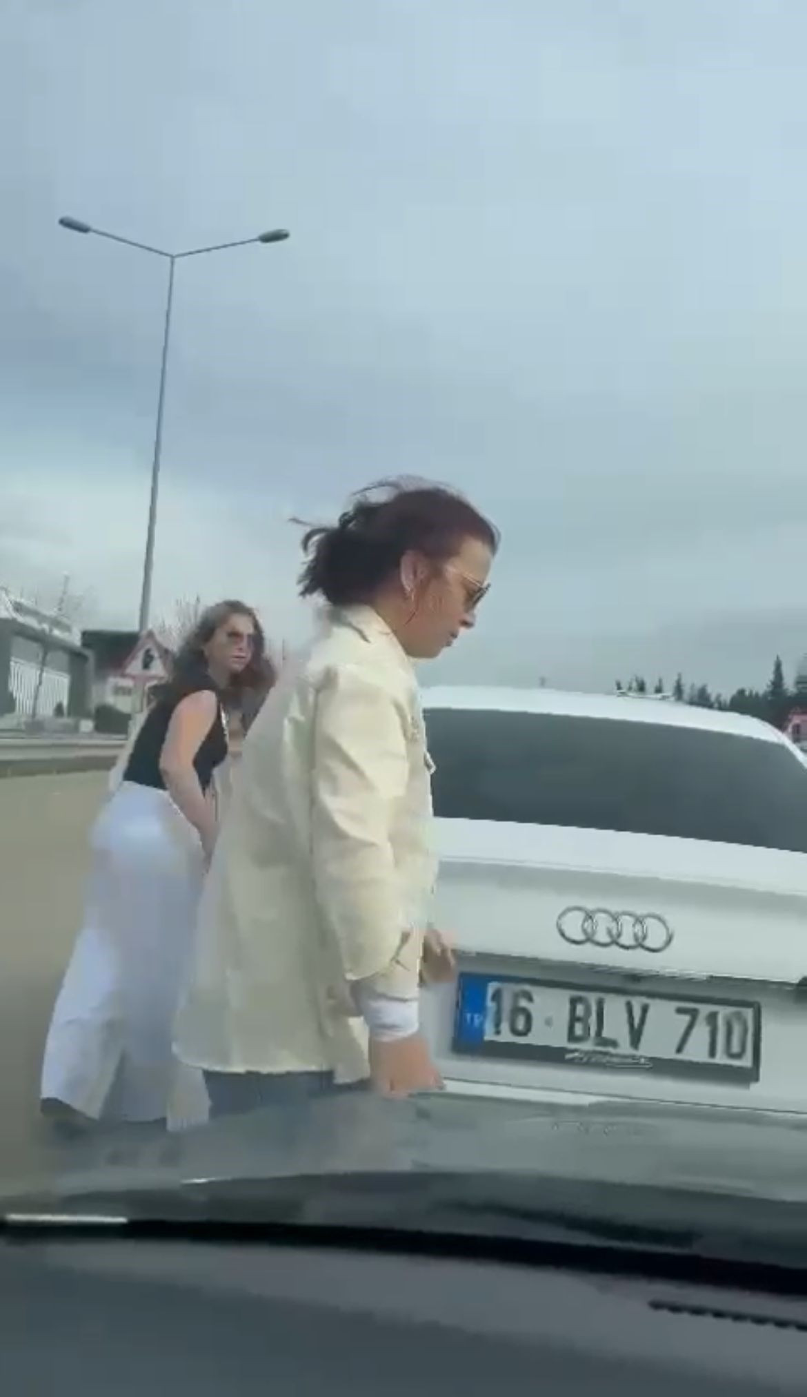 Bu Sefer Erkekler Değil, Kadın Sürücüler Tartıştı: O Anlar Kamerada - Sayfa 4