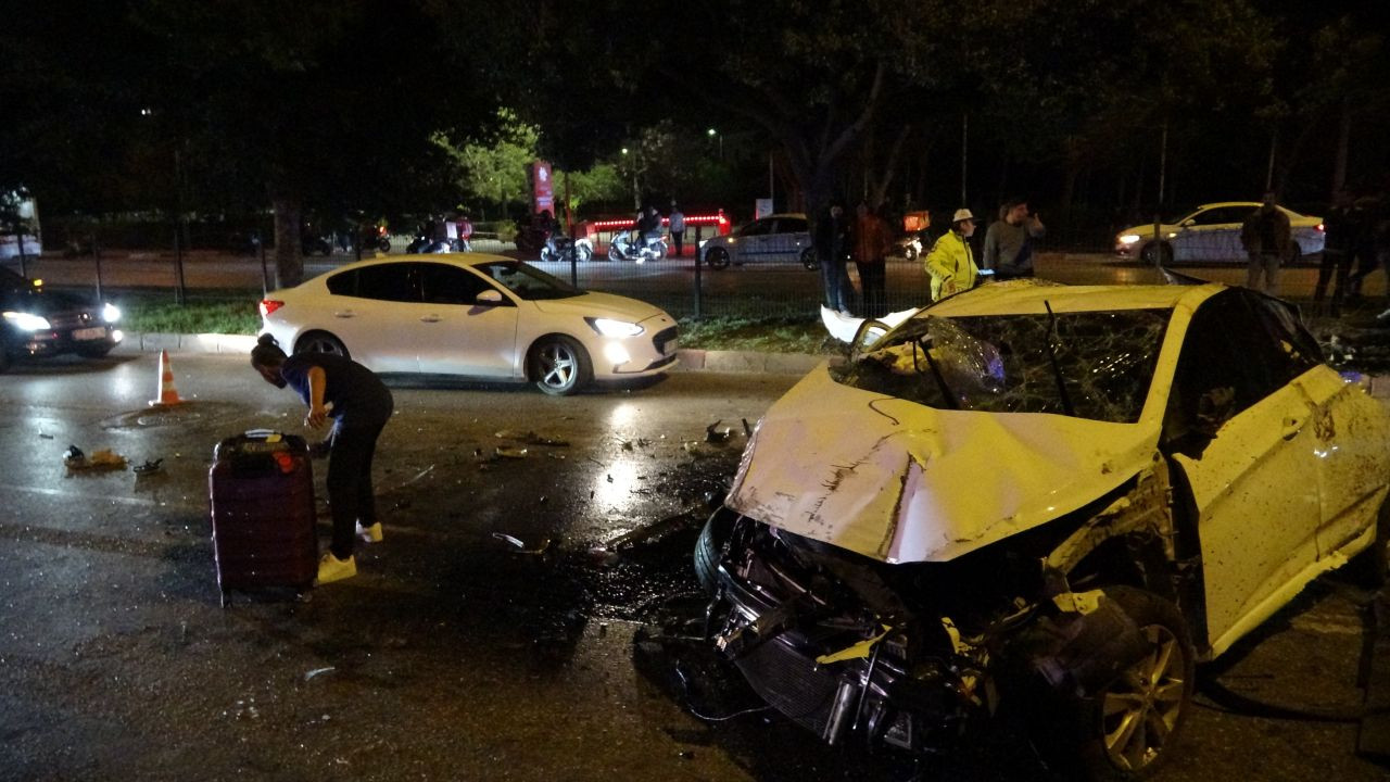 Takla Atan Otomobil Karşı Şeritten Gelen Aracın Üzerine Düştü: 3 Yaralı - Sayfa 1