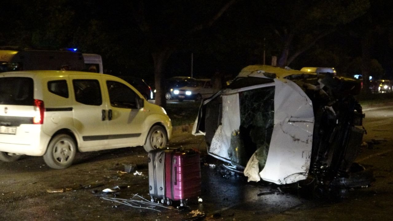 Takla Atan Otomobil Karşı Şeritten Gelen Aracın Üzerine Düştü: 3 Yaralı - Sayfa 5