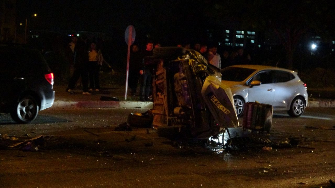 Takla Atan Otomobil Karşı Şeritten Gelen Aracın Üzerine Düştü: 3 Yaralı - Sayfa 6