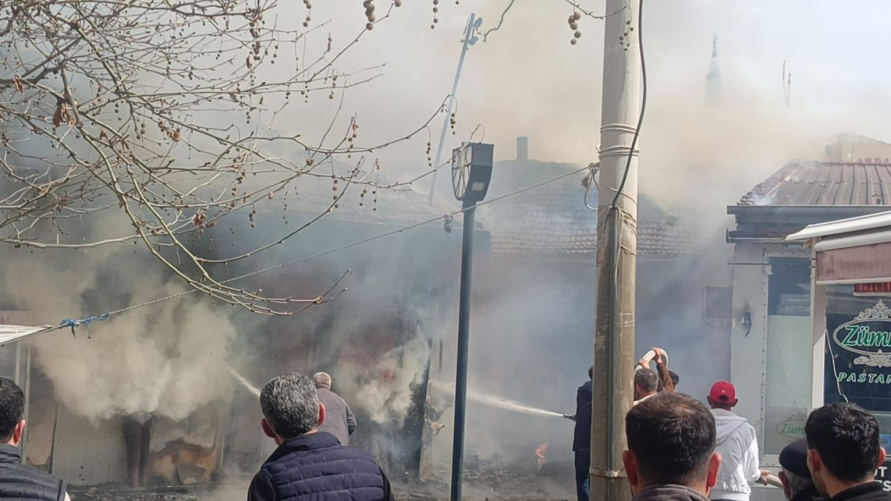 Afyonkarahisar’da Manifatura Dükkanında Yangın! Alevler Metrelerce Yükseldi - Sayfa 3