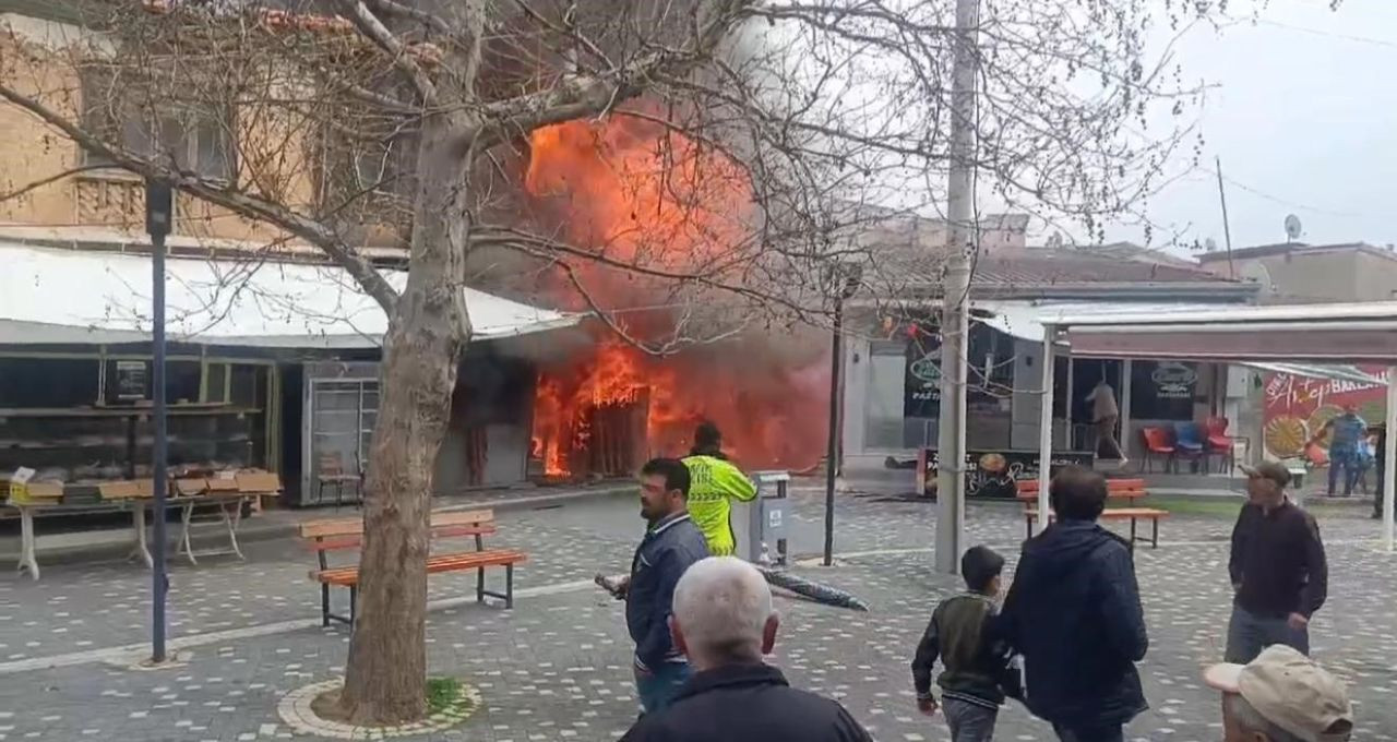 Afyonkarahisar’da Manifatura Dükkanında Yangın! Alevler Metrelerce Yükseldi - Sayfa 1