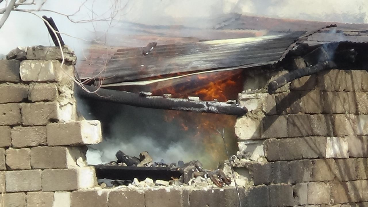 Van'da Odunluk Yangını! Alevler Evlere Sıçramadan Söndürüldü - Sayfa 1