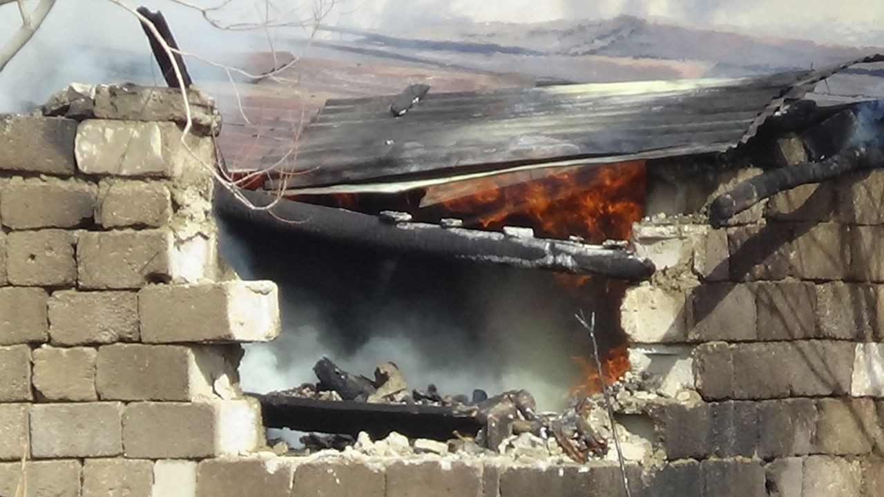 Van'da Odunluk Yangını! Alevler Evlere Sıçramadan Söndürüldü - Sayfa 2