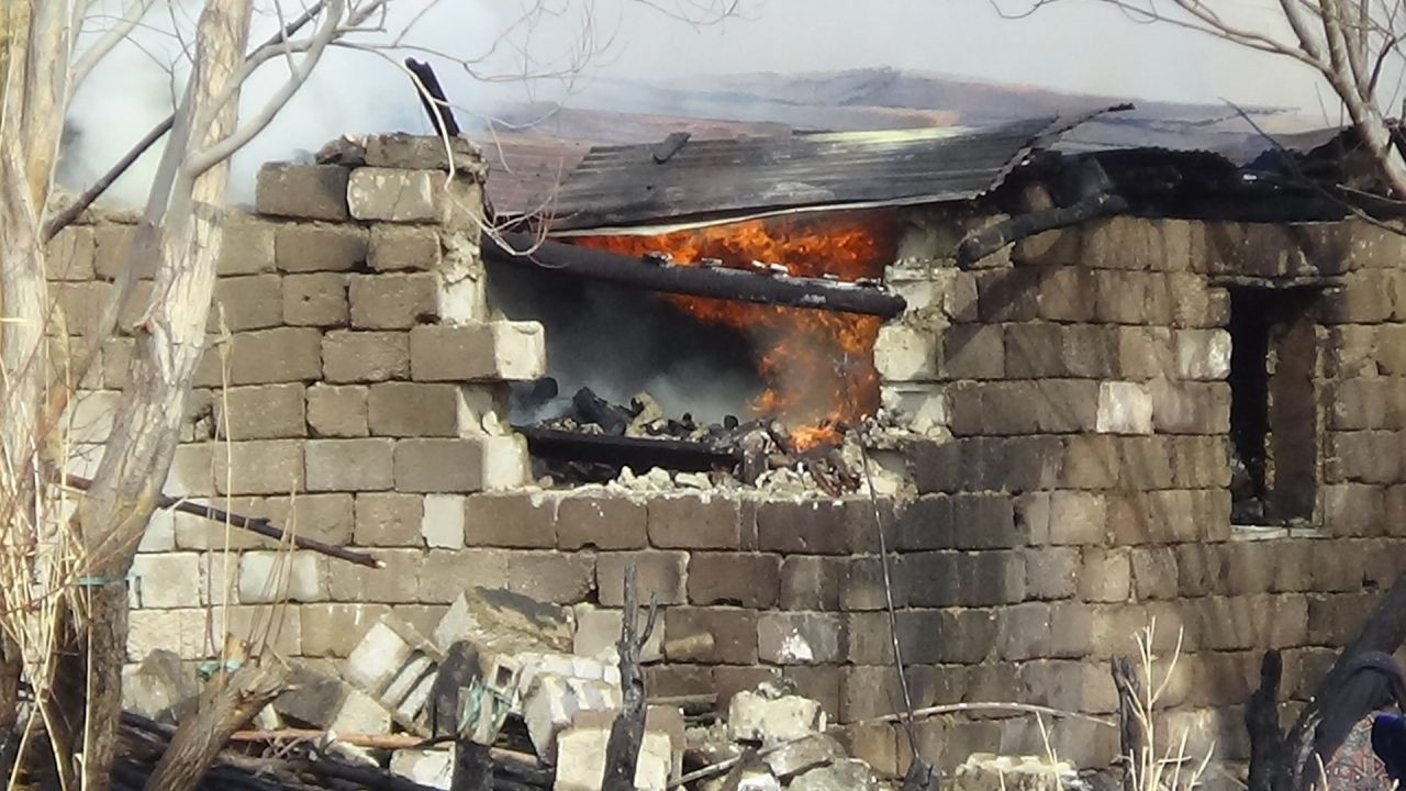 Van'da Odunluk Yangını! Alevler Evlere Sıçramadan Söndürüldü - Sayfa 4
