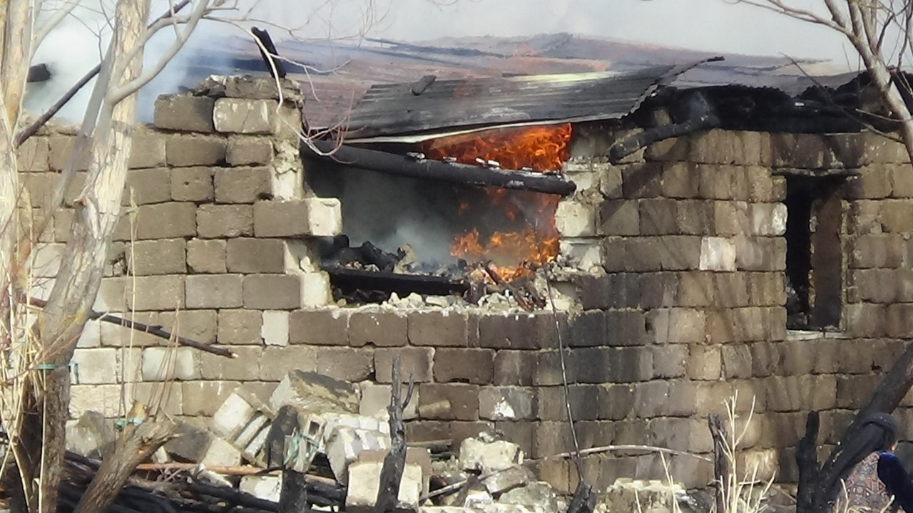 Van'da Odunluk Yangını! Alevler Evlere Sıçramadan Söndürüldü