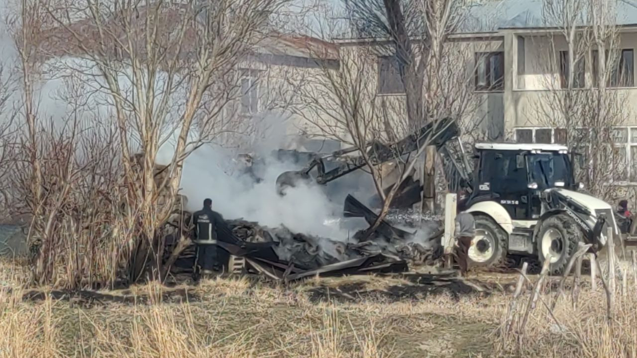 Van'da Odunluk Yangını! Alevler Evlere Sıçramadan Söndürüldü - Sayfa 8