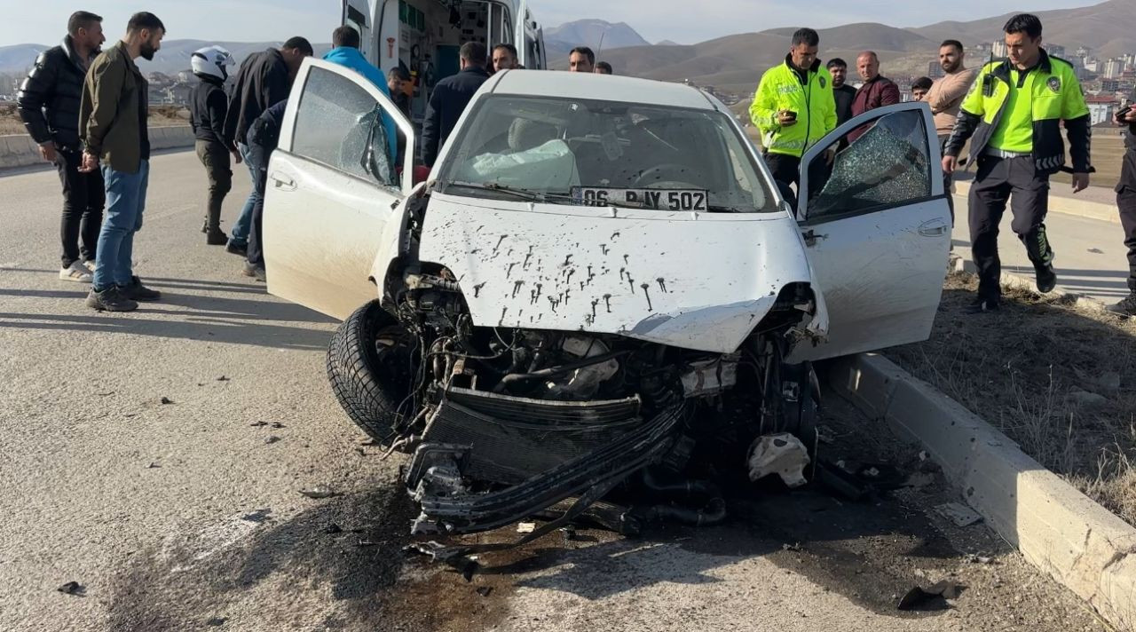 Yüksekova’da Kaldırıma Çarpan Araç Savruldu: 1 Yaralı - Sayfa 7