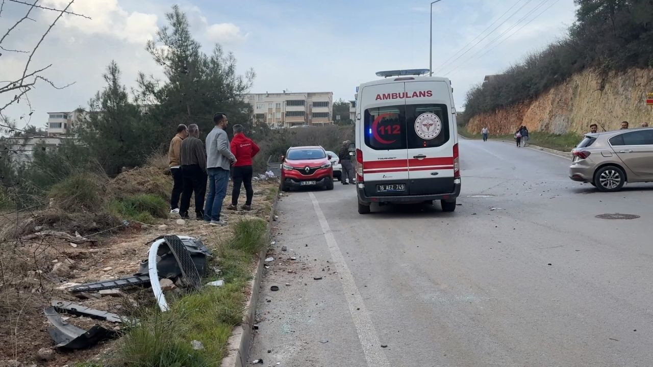 Bursa’da Feci Kaza! Otomobil Uçuruma Yuvarlandı: 4 Yaralı - Sayfa 1