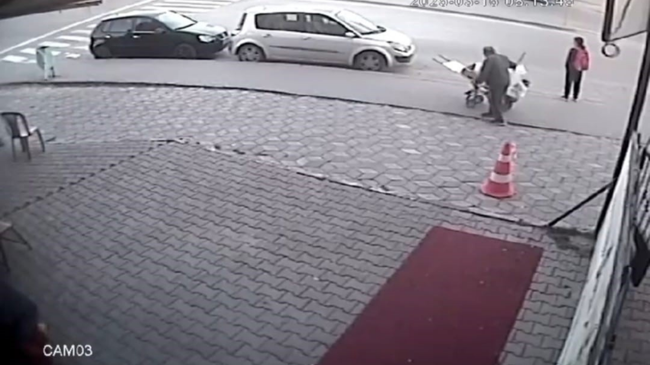 Ankara’da Sandalye Hırsızlığı Kamerada! El Arabasıyla Götürdü