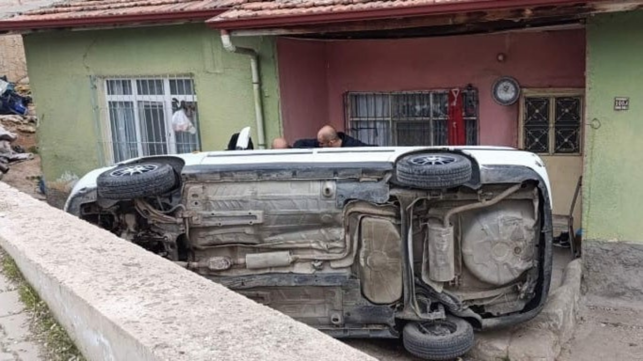 Kırıkkale’de Otomobil Evin Bahçesine Devrildi: 1 Yaralı