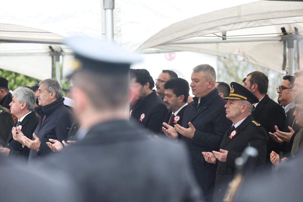 Serdivan Şehitliği'nde Duygusal Anma Töreni: Şehitler Dualarla Yad Edildi! - Sayfa 4
